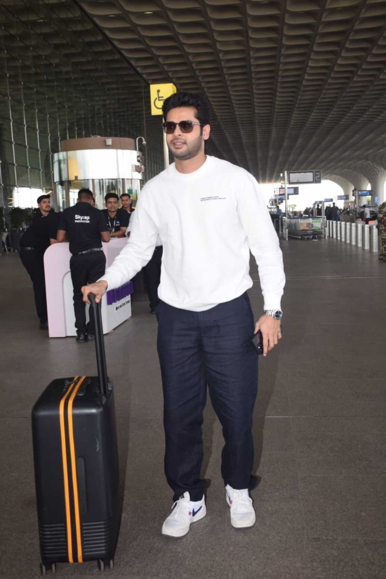Abhimanyu Dasani has the perfect airport look, cool and comfy